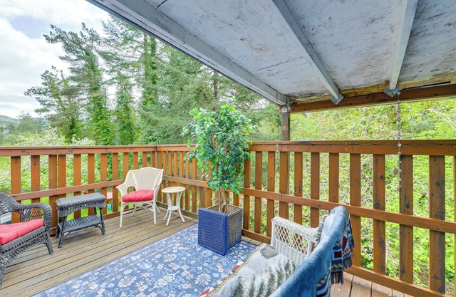10 Mi to South Beach & Newport: Home w/Deck!