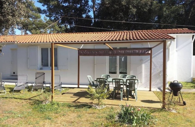 10 minutes walk from the beach, in a garden, house for 8 people