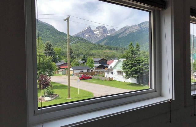 10 Minute Walk to Downtown Fernie. Hot Tub