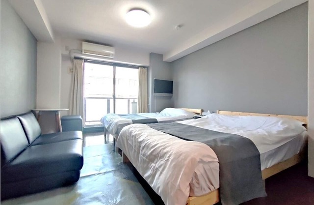 10 minutes from JR Namba Station and Subway/Hanshin Sakuragawa Station 5 minutes from JR Ashiwarabashi Station 4 minutes from supermarket One room on one floor, max. 5 people, elevator available, convenient to Namba, Dotonbori and Shinsaibashi