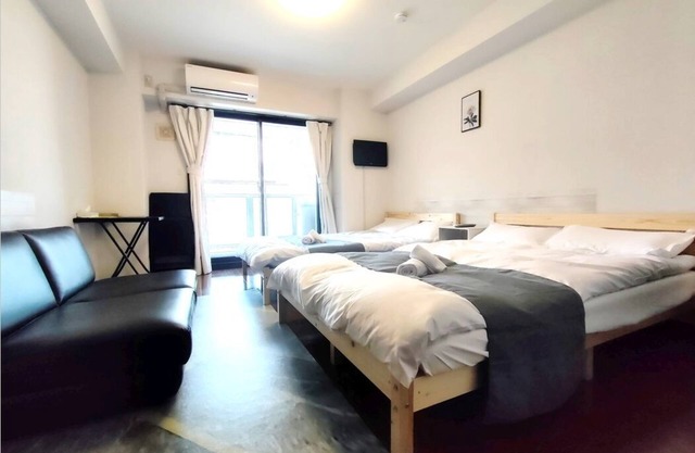 10 minutes from JR Namba Station and Subway/Hanshin Sakuragawa Station 5 minutes from JR Ashiwarabashi Station 4 minutes from supermarket One room on one floor, max. 5 people, elevator available, convenient to Namba, Dotonbori and Shinsaibashi