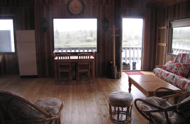 10 minutes from Waterton Park boundry, Quiet Peaceful Secluded Nature Get-a-way