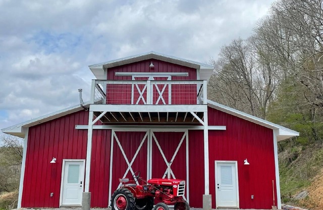 100 Aker Wood Barndominium Loft! Two bedroom. All Amenities Provided!