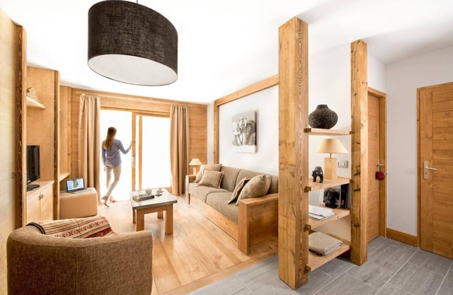 100m from ski lifts, fitness, swimming pool, sauna, hammam, balcony, tv, 112m², Tignes