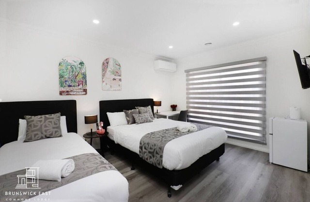 103 Luxury Queen & King Single beds w/Fast WiFi - 18 mins tram to CBD