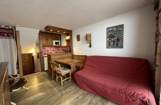 10m from ski slopes, 4th floor, view street, balcony, tv, ski locker, 25m², Les Menuires