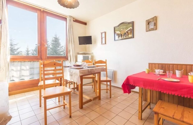 10m from ski slopes, 1st floor, view valley, swimming pool, tv, ski locker, 24m², Le Corbier