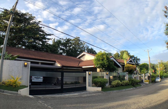 10PAX : 4Bedrooms w/a private POOL : BIG HOUSE