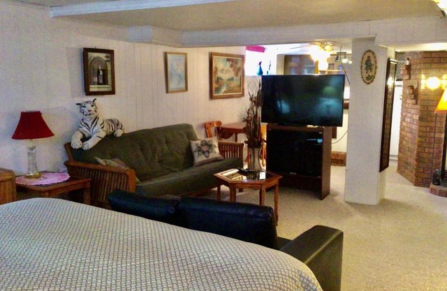 10th Avenue Guest House & Suites