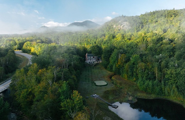 11 Acre Estate ~ Guest House ~ Private Golf Course ~ River & Pond ~ Hot Tub
