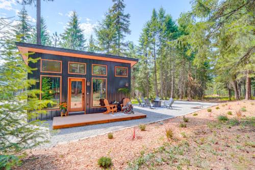 11 Mi to Lake Pend Oreille Wooded Cabin Escape!