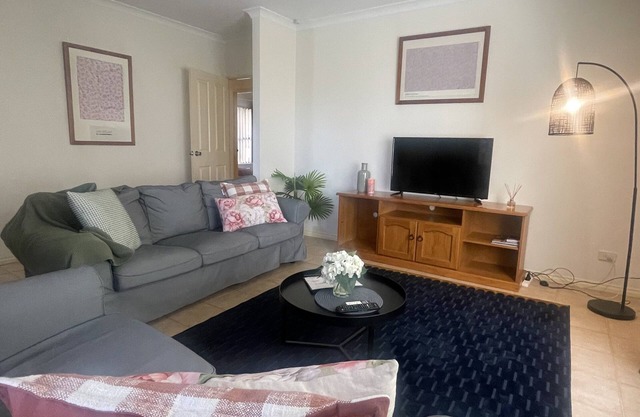 11 Secluded Shaw Family Home close to shops & beach Sleeps 6