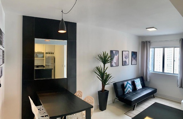 1103- Apartamento Encantador, amplo e decorado, mobiliario moderno, cozinha completa com utensílios , Excelente vista da cidade e localização privelegiada no bairro Bigorrilho