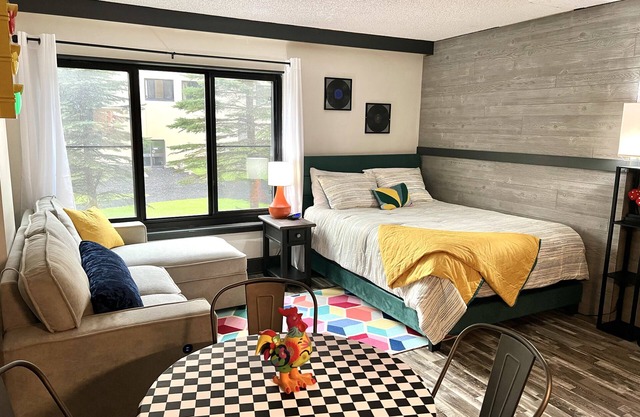 1112 Ski In/Ski Out Condo - The Retro Roost