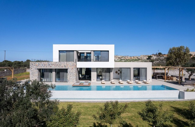 115m2 pool, daily cleaning, sauna, near beaches!