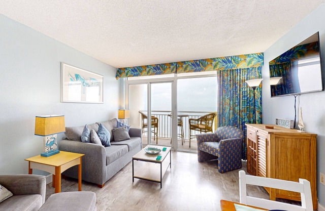 11th floor oceanfront condo w/private balcony, 18 pools & hot tubs