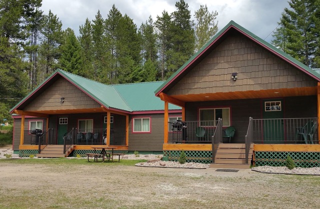 12 Minutes from Glacier National Park~ Moose Creek Cabin at Lazy Bear Lodging