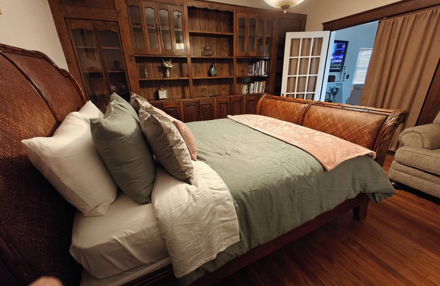 13. King bed, sleeps 22, historic 5-bedroom house in Albertville with WiFi, AC