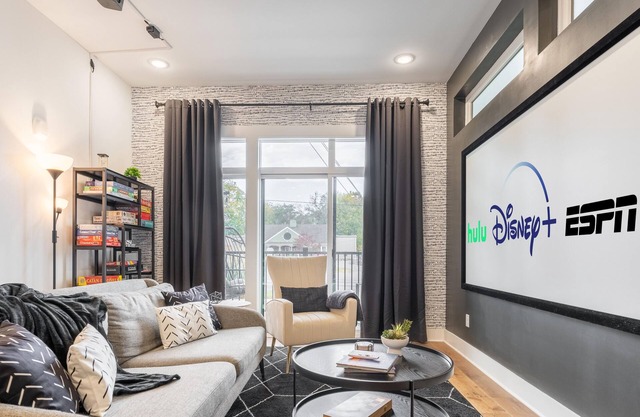 13 Minutes to Broadway, Opryland, & Airport w/Theater & Murals + Rooftop Deck!