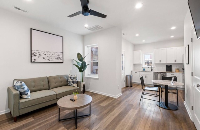 130/Apt 1 · Chic 1 BR Beach Block & Orange Loop Bars/Dining