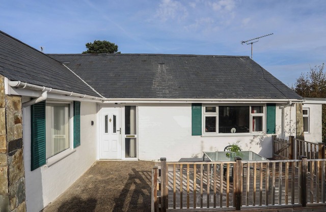 14 CAE PIN, character holiday cottage, with a garden in Abersoch