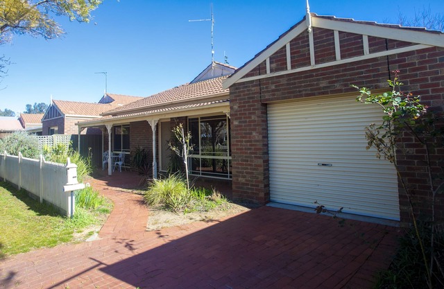 14 on Henry in the PORT OF ECHUCA . Modern self contained accommodation.