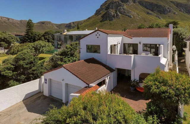 142 on 10th | Relaxed Family Living Steps from Voëlklip Beach