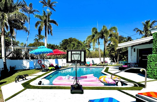 15 min to fl Lauderdale airport, 8 min walking distance to beach , Heated pool.