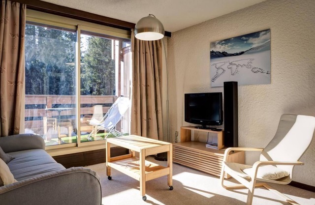 150m from ski slopes, 2nd floor, balcony, parking, tv, ski locker, 57m², Courchevel