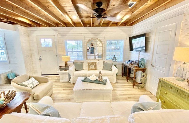 $159/night thru Oct 4th~LAGUNA BEACH'S BEST! Across from the Quiet Laguna Beach!