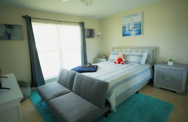 15Min from FLL airport/with 8ft pool & NEW Jacuzzi Hot Tub