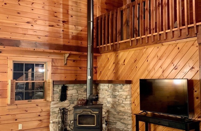 15min to Ski & Hiking, Log Cabin, Indoor Hot Tub, Game Room & Resort Amenities