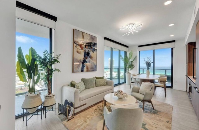15th Floor Luxury 4-Bedroom Condo w/Ocean Views by the Beach
