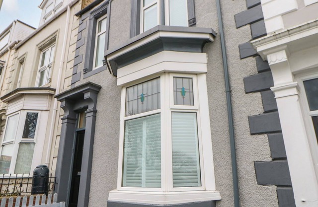 16 SEAFIELD TERRACE, pet friendly, with hot tub in South Shields