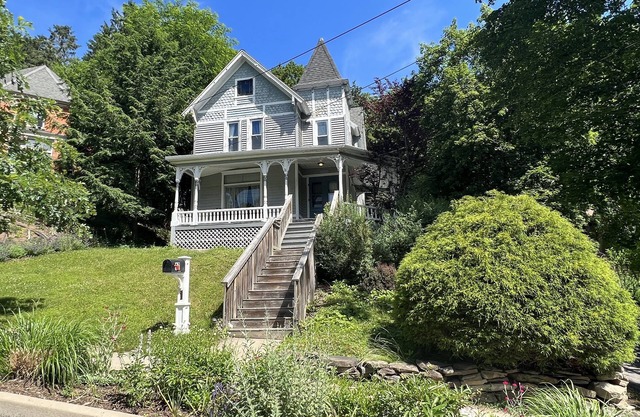 17 Cedar - Close to All Star Village in Oneonta, walk to Main St.