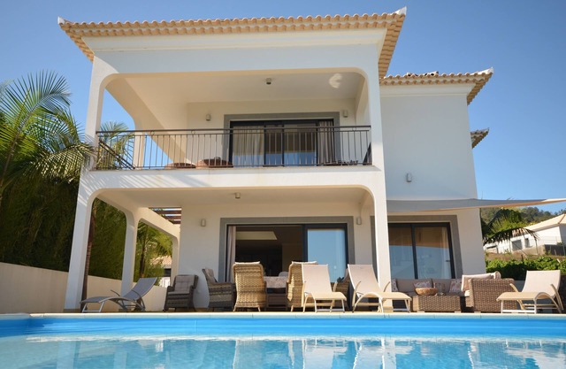 17 ° West, Lux. Inf. Pool villa, 5 minutes to the sandy beach, WiFi