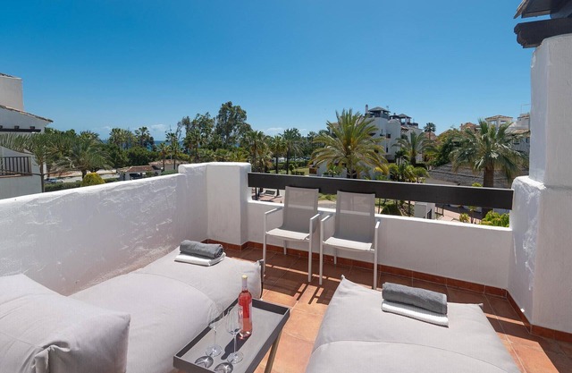17 - Modern front line beach apartment Las Adelfas