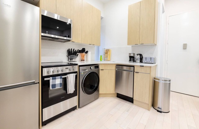 170-G 3BR Duplex with Private Yard in E Village