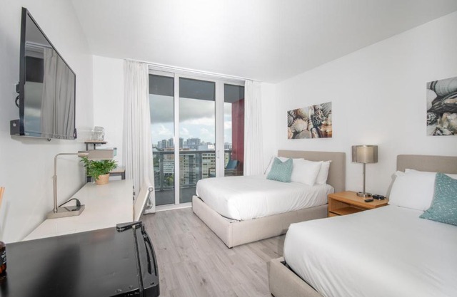 1703AB Modern 2 BR 2B Ocean Views Full Kitchen Washer Dryer in Unit Pool Gym