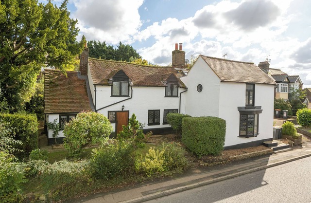 17th century character house with original features, excellent transport links