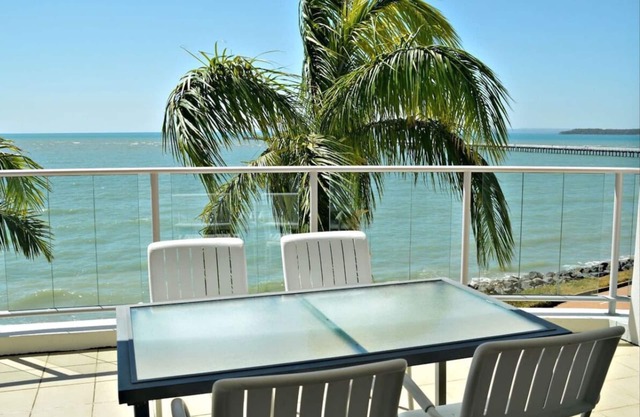 180˚ Water View Apartment - Simply Stunning