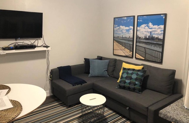 1817 5C · Cute contemporary 1b Apt -20min NYC Parking Avail