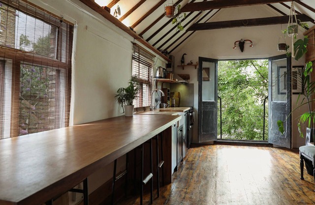 1880s Coach House – Pet‑Friendly & Off-Road Parking