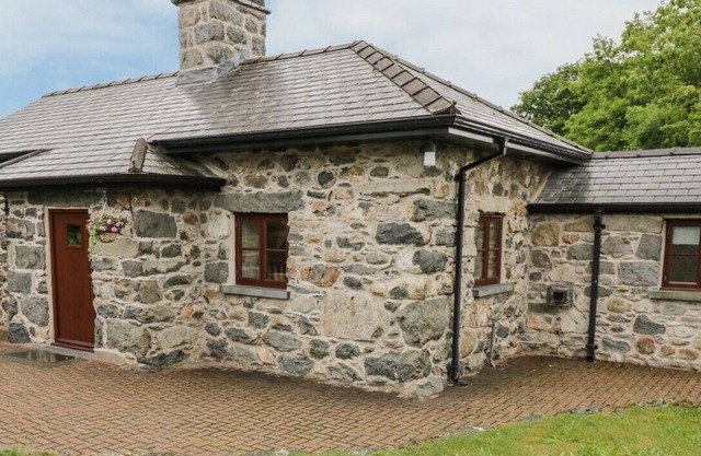 18th Century Quaint Cottage with private lake access, Bala, Snowdonia, N. Wales