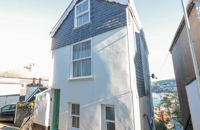 19 ABOVE TOWN, pet friendly, character holiday cottage in Dartmouth