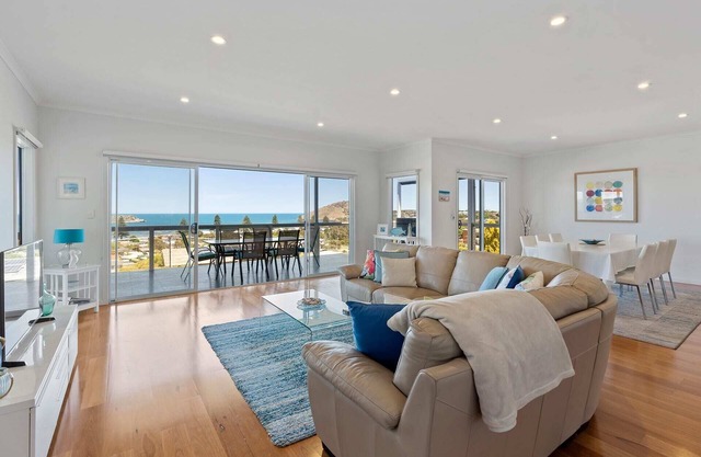 19 Seacrest Ave: uninterrupted, panoramic sea views from The Bluff to Goolwa