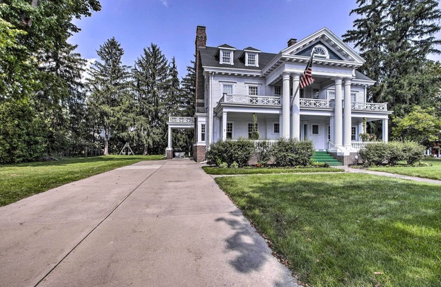 1909 Mansion in Reedsburg near Wisconsin Dells