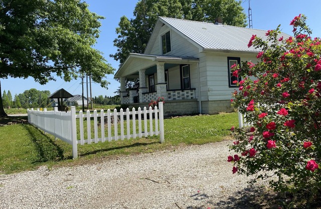 1930s Farmhouse Stay on 2 Acres