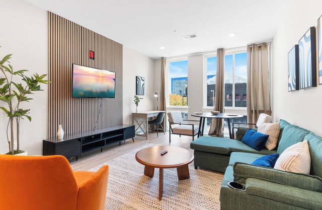 1BD Sleeps 4 w/Views - Near Fish Town & Old City!