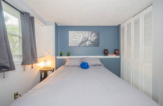 1Bedroom Newly Renovated Basement Suite w/Parking